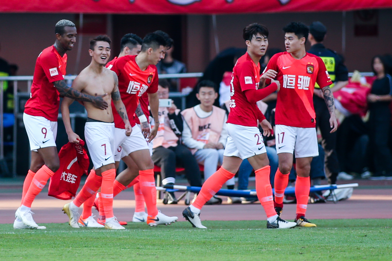 中超半场：法比奥头球双响，北京国安暂2-0梅州客家（中超半场战报：法比奥头球梅开二度，北京国安暂2-0领先梅州客家）